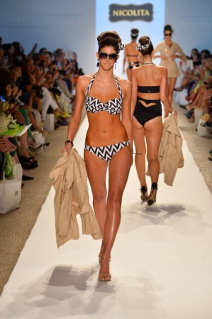 Una modelo presenta una creación de traje de baño de la diseñadora de moda Nicolita durante la Semana de la Moda Mercedes-Benz Swim 2014 en el hotel Raleigh, Miami Beach.