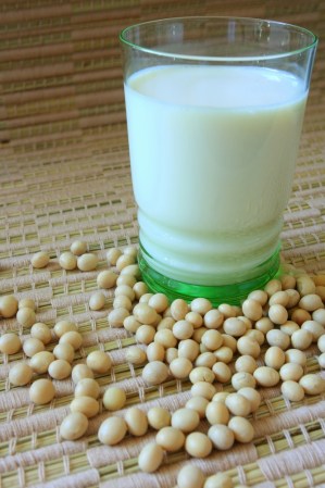 Alimentos que contienen calcio: conservas de salmón o las sardinas con huesos, brócoli y otras verduras de hoja verde, naranjas, almendras, nueces de Brasil, leche de soja y tofu.