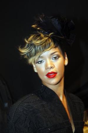 Rihanna se convierte en el ícono de muchos diseñadores con un estilo muy característico, que incluye un moderno corte de cabello.