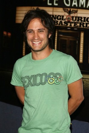 En la premier de Inglourious Basterds en Nueva York, Gael García Bernal lució todo su estilo con una camiseta vintage del mundial Mexico 68.