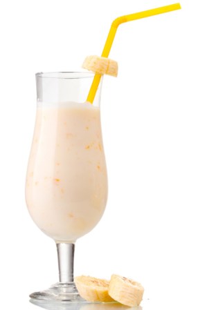 Plátanos: Es muy rico en vitaminas A y B y minerales como calcio, cloro, fósforo, potasio, azufre y magnesio. Un licuado o malteada helada con un poco de crema o leche, te refrescará.