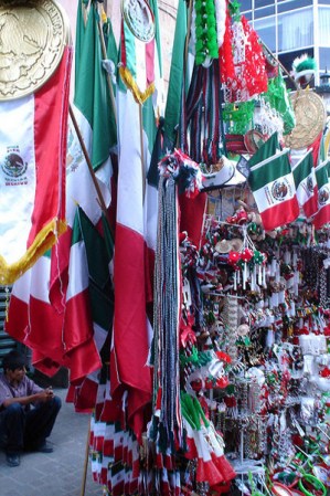 En los mercados venden todo tipo de "recuerdos" estampados con la bandera mexicana.