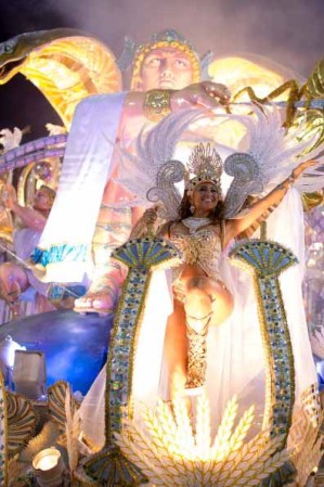 3 DE MARZO, 2014 - Desfiles de las escuelas de samba del Grupo Especial del Carnaval de Río de Janeiro, el considerado mayor espectáculo del mundo al aire libre, en el Sambódromo de Sampucai.