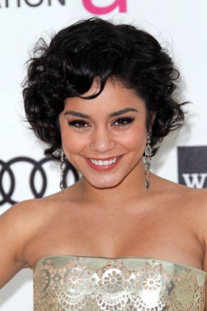 El estilo pixie continua de moda este 2014. Típico de los 60’s regresa atrevido, femenino y con mucha personalidad. Aquí lo luce Vanessa Hudgens