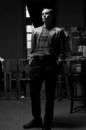 Gracias a su transformación, Elliott triunfa como modelo masculino.