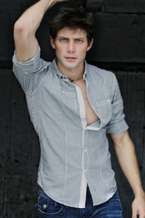 Cuando se trata de salir de fiesta al actor le encanta alborotarse el pelo y montarse jeans ajustados con camisas que muestran su lado más seductor.