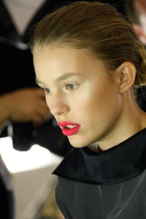 Los acentos de luz en el look se lograron en pómulos y ojos gracias al una base en crema color Pearl de M.A.C.