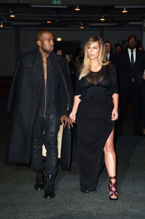 Con un sugestuvo atuendo, Kim Kardashian dejó ver que regresó para volver a robarse las miradas.