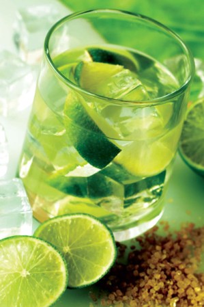 Limón: Rico en vitamina C, es ideal para combatir la hipertensión por su alto nivel de potasio y su bajo contenido en sodio. En una tarde primaveral prepara un agua fresca de limón o un pastel.