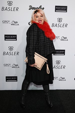 Betty Amrhein no hizo una buena elección para asistir a un evento en Dusseldorf, Alemania.