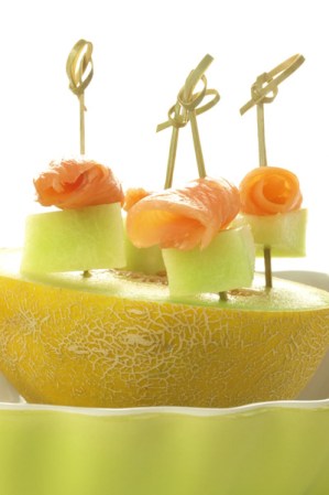 Melón: Proporciona buenas cantidades de vitaminas A y C, minerales como potasio, calcio, cloro, magnesio, fósforo, sodio y azufre. Acompañado con salmón sabe exquisito.