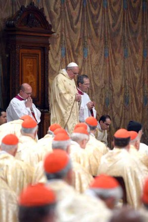 MARZO 14, 2012 - El flamante Papa, Francisco celebró su primera misa en el Vaticano. Entró a la Capilla Sixtina con la mitra y el báculo, se ubicó detrás del altar e invitó a los cardenales a ser "discípulos del Señor".