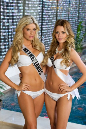 Stephanie Tency, Miss Netherlands (Países Bajos) 2013, y Rebeka Karpati, Miss Hungría 2013