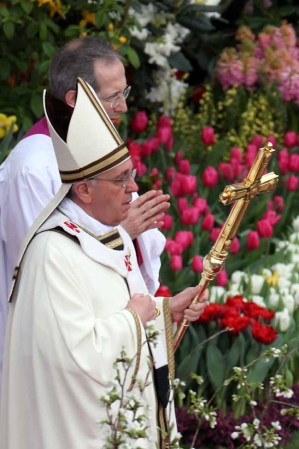 VATICAN CITY, VATICAN - MARCH 31: Pope Francis arrives at St. Peter's square prior to delivering his first 'Urbi et Orbi' blessing from the balcony of St. Peter's Basilica during Easter Mass on March 31, 2013 in Vatican City, Vatican. Pope Francis delivered his message to the gathered faithful from the central balcony of St. Peter's Basilica in St. Peter's Square after his first Holy week as Pontiff. (Photo by Franco Origlia/Getty Images)