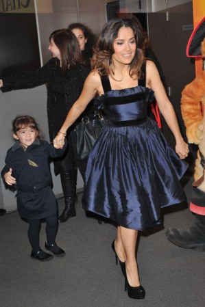 La actriz Salma Hayek y su esposo Francois-Henre Pinault tienen una linda niña llamada Valentina Paloma, quien nació en septiembre de 2007.