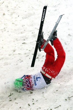 Chao Wu de China sufre un accidente al estrellarse contra la nieve