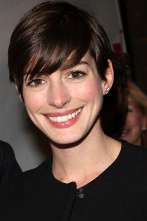 La ganadora del Oscar, Anne Hathaway luce guapísima con su cabellera corta con flequillo y peinada de lado. Si optas por este estilo, no olvides que todo tu atuendo debe ser híper femenino.