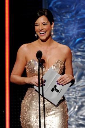 Gaby Espino, bella y sonriente, aparece en el escenario para llenarlo de glamour.