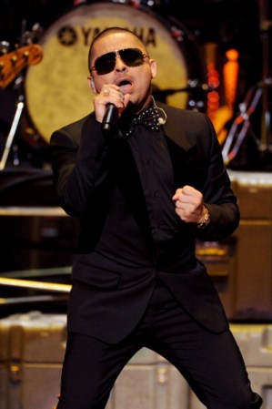 Larry Hernandez fue otro de los encargados de llenar de música y emoción la ceremonia.