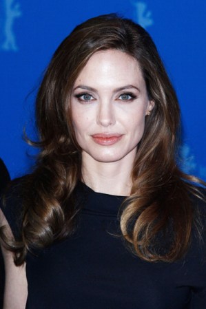 No importa de qué color se tiña el pelo Angelina Jolie, siempre será una femme fatal irresistible. Pero habitualmente suele llevarlo oscurso con algunos reflejos claros.