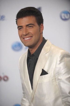 Jencarlos Canela sabe que los trajes blancos son ya un must de la temporada y fue su elección para desfilar muy distinguido y a la vanguardia.
