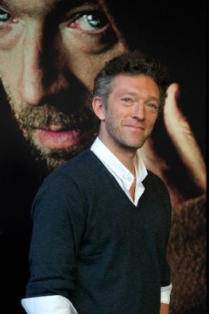 Este francés de 46 años, nació el París el 23 de noviembre de 1966 y aunque no es el típico guapo, tiene algo que cautiva. Vincent Cassel es recordado por su participación en “El cisne negro”.