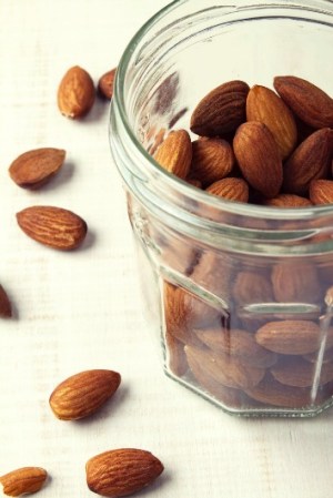 8. Nueces, almendras y cacahuetes: Tienen mucha proteína, fibra y grasa sana. Las personas que consumen una cantidad pequeña de nueces y almendras una o dos veces a la semana son menos propensas a ganar peso.