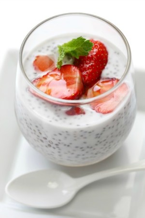 Las semillas de chía puedes comerlas en agua de limón, u otro sabor, que hará una bebida sumamente refrescante; o con yogurt y frutos rojos.