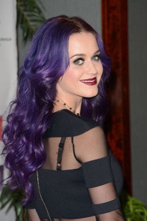Katy Perry y su cabello púrpura.