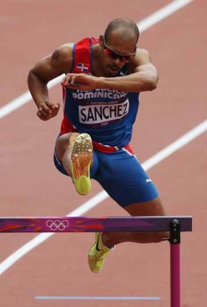 DIA 7: Félix Sánchez, de la República Dominicana, compite en 400 metros varoniles.