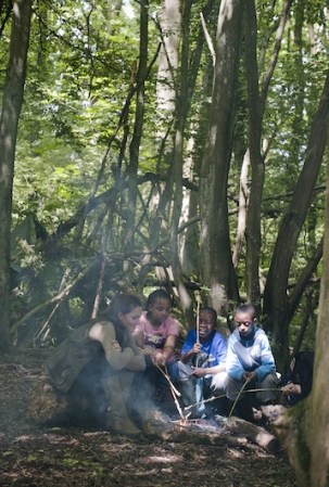 En medio del bosque, Catalina se olvidó de sus titulos nobiliarios, y como cualquier mortal se sentó en la tierra a participar de una fogata.