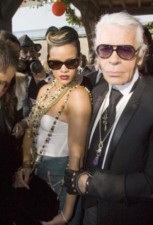 Aquí la vemos en companía del diseñador Karl Lagerfeld en un desfile para Chanel durante la Semana de la Moda en París.