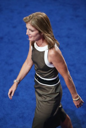 También subió al escenario la escritora y abogada Carolina Kennedy, única hija viva del fallecido presidente John F. Kennedy y la primera dama Jacqueline Kennedy.