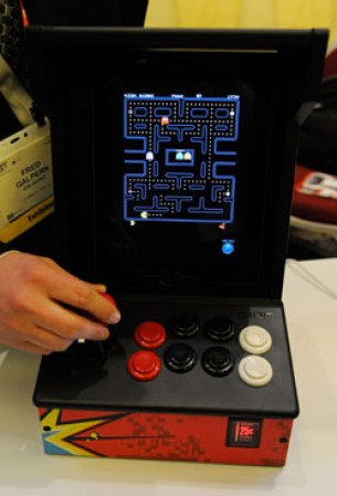 El iCade permite integrar las funciones del iPad para convertirlo en una verdadera maquinita de jugar antigua con juegos como Pac-Man.