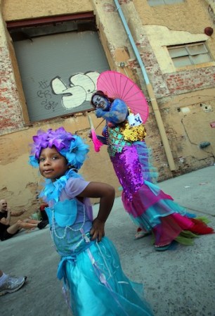 Chicos y grandes participan y gozan de este singular desfile.
