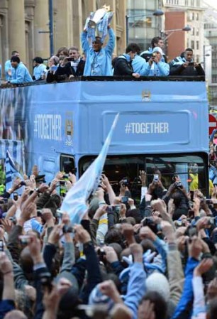 13 DE MAYO: En una de las definiciones más emocionantes en la historia del fútbol inglés, el Manchester City alcanzó su primer trofeo en la Liga Premier.