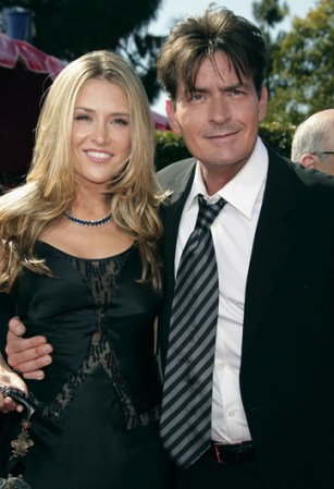 Charlie Sheen y Brooke Mueller terminaron su matrimonio despues de que encontraran a Sheen con un drifaz mientras buscaba a una modelo a la cual le pagó para mantener relaciones.