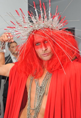 El diseñador Marc Bouwer en la Fiesta de Halloween de Arte Pop 2011
