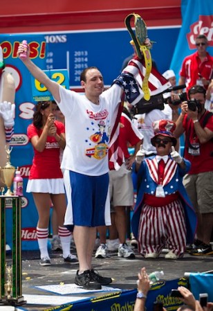 Joey Chestnut celebró su victoria en el 2011, comiendo 62 hot dogs en 10 minutos.