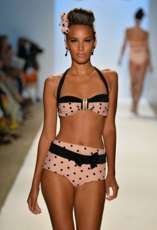 Una modelo presenta una creación de traje de baño de la diseñadora de moda Nicolita durante la Semana de la Moda Mercedes-Benz Swim 2014 en el hotel Raleigh, Miami Beach.