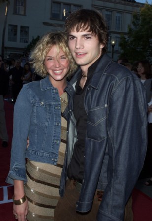 Ashton Kutcher: Tiene un hermano gemelo cinco minutos mayor que él que vive en Iowa.