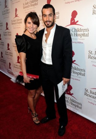 Abril, 2010 en Los Ángeles, California. Kate del Castillo llega acompañada de su entonces esposo, Aaron Díaz para la gala Estrellas Por La Vida del hospital de niños St. Jude.