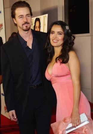 Salma Hayek y su entonces novio Edward Norton asisten al estreno de "Frida", en la que ambos actúan, en Los Angeles, California. La actriz fue co-productora del filme.