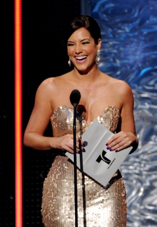 Gaby Espino también apostó por los brillos para la noche de los Premios Billboard de la Música Mexicana. El escote strapless ligeramente pronunciado, y el cabello recogido con aires retro, la convertían en toda una diva de la época dorada de Hollywood.