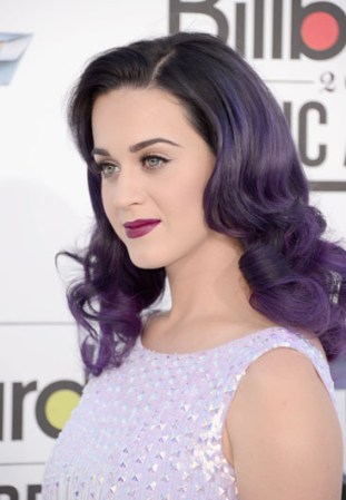 El más reciente cambio de cabello de Katy Perry se dio en los Billboard Music Awards en mayo de 2012 en los que parecía todo un ángel... bañada en agua púrpura con las raíces oscuras de su cabello asomándose.
