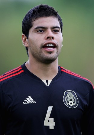 Defensa. Néstor Araújo. Mide 1.93 y debutó en 2010.