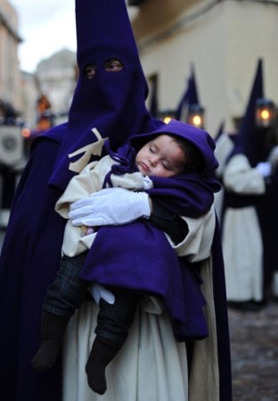 Cofradía de Jesús del Vía Crucis en Zamora, España. Ellos marchan descalzos.
