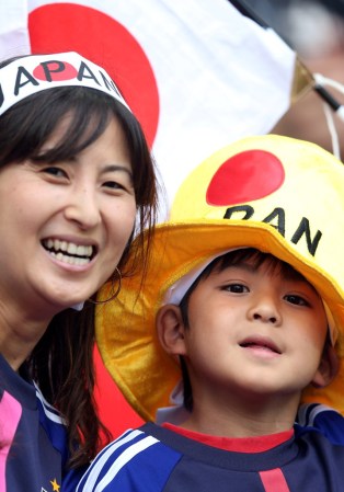 Una bella imagen de la madre y su hijo apoyando a la selección olímpica de Japón.