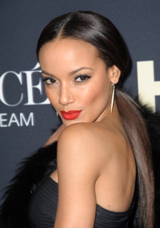 La supermodelo Selita Ebanks prefiere la cola de caballo baja, ésta se logra con raya en medio, alaciando tu cabello de forma extrema y sujetando con una mecha la cola de caballo.