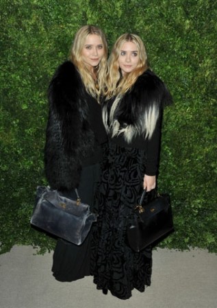 Ashley and Mary-Kate Olsen son quizá las gemelas más famosas. Además, han amasado una gran fortuna. Están en los primeros lugares de la lista de mujeres más ricas en el mundo del entretenimiento.